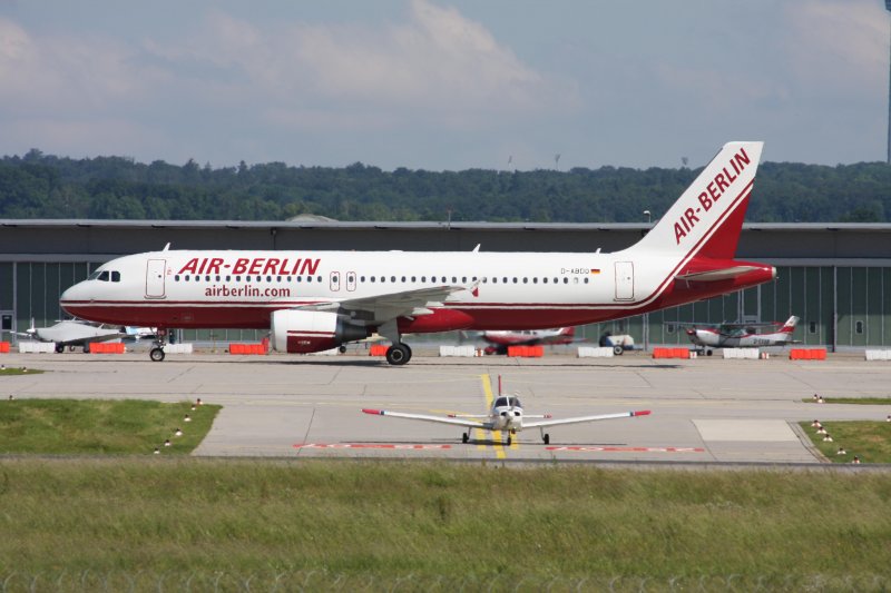 Ein Airbus A 320 der AIR BERLIN mit der Kennung D-ABDO aufgenommen am 30.05.09 am Flughafen Stuttgart.