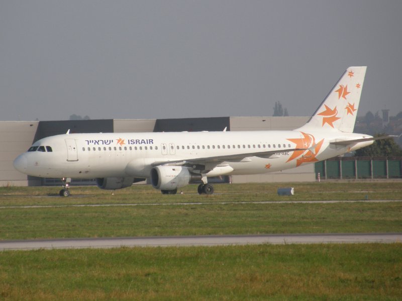 Ein Airbus A 320 der ISRAIR kurz nach der Landung in Stuttgart am 30.08.2008.
