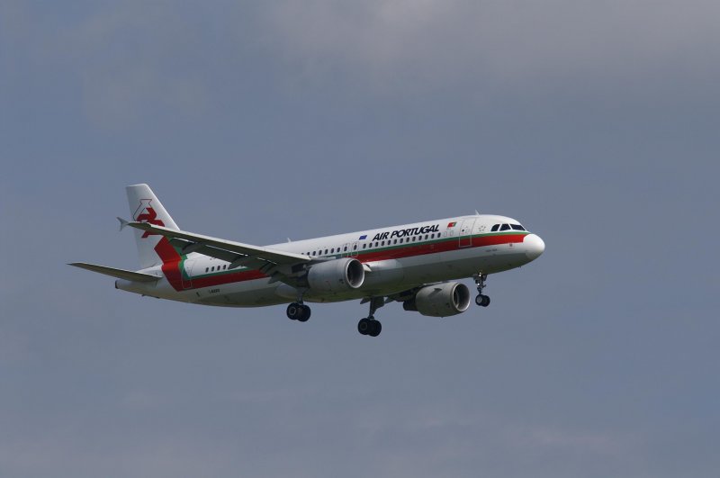 Ein Airbus A 320 der TAP AIR PORTUGAL mit der Kennung CS-TMW aufgenommen am 15.09.07 am Flughafen Zrich. 

