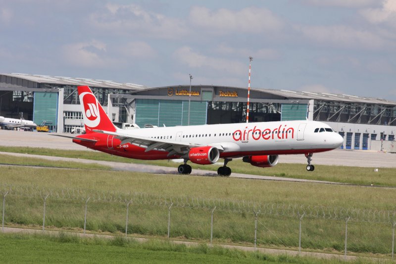 Ein Airbus A 321 der AIR BERLIN mit der Kennung D-ABCB aufgenommen am 30.05.09 am Flughafen Stuttgart.