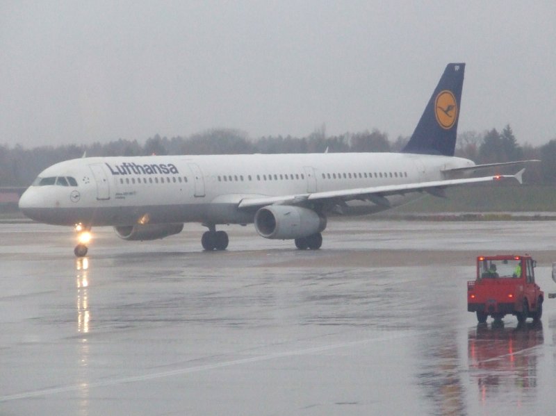 Ein Airbus A 321 der Lufthansa bei ekeligem Nieselwetter auf dem Rollfeld des Hamburger Flughafens am 19.11.2008.