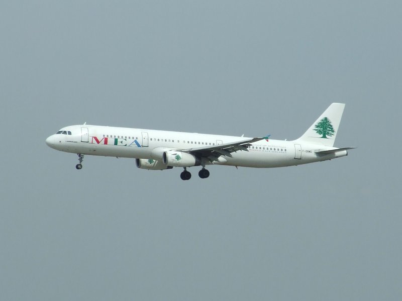 Ein Airbus A 321 der MEA bei der Landung in Frankfurt am Main am 07.08.2008.