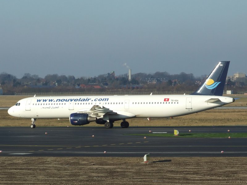 Ein Airbus A 321 der Nouvelair am 27.12.2008 in Dsseldorf