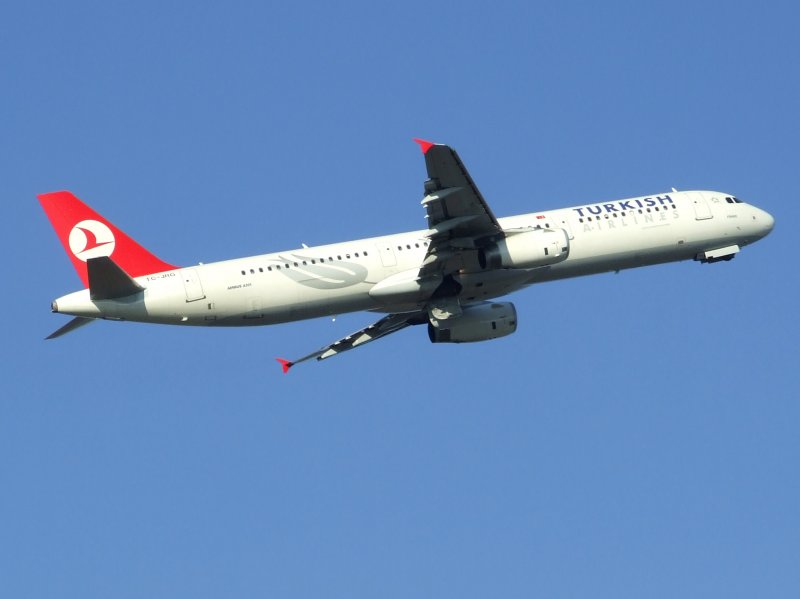 Ein Airbus A 321 der Turkish Airlines beim Einfahren der Fahrwerke nach dem Start in Dsseldorf am 27.12.2008.