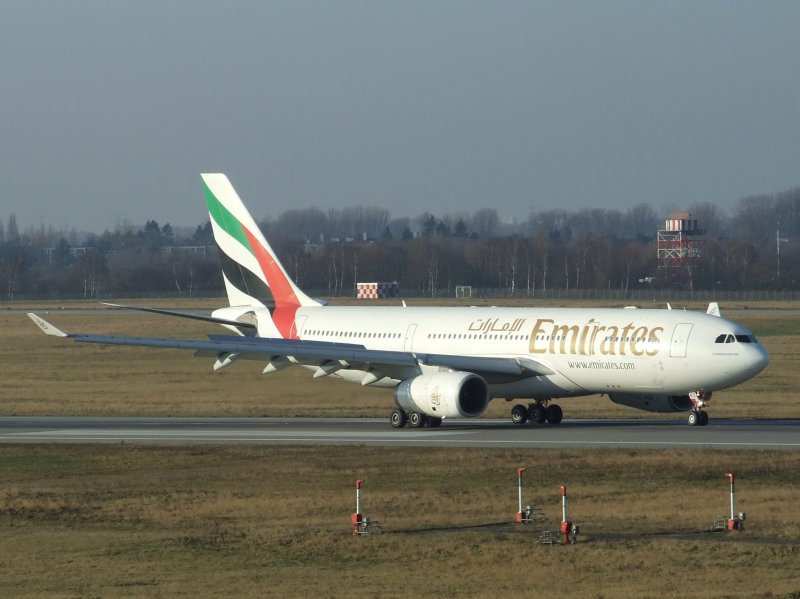 Ein Airbus A 330-200 der Emirates nach der Landung in Düsseldorf am 27.12.2008.