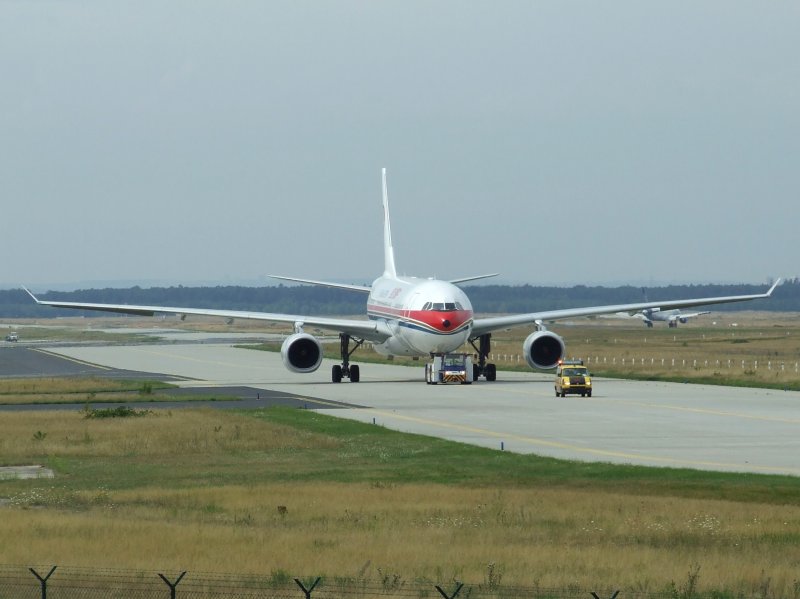 Ein Airbus A 330-300 der China Eastern in Frankfurt am Main am 07.08.2008.