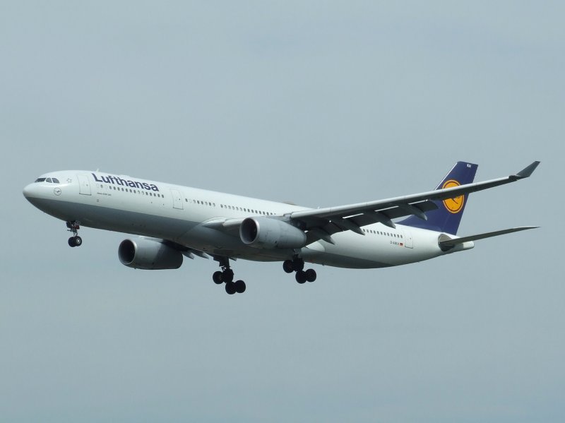 Ein Airbus A 330-300 der Lufthansa bei der Landung in Frankfurt am Main am 07.08.2008.