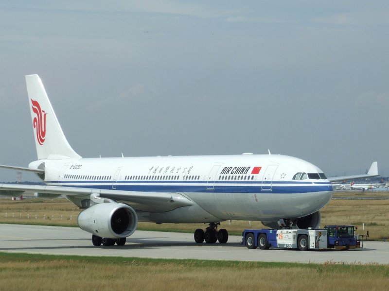 Ein Airbus A 330 der Air China in Frankfurt am Main am 07.08.2008.