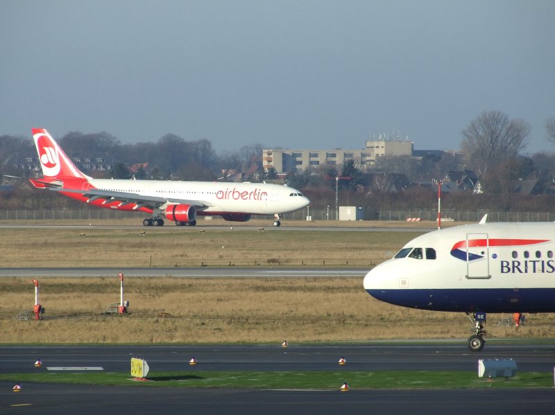 Ein Airbus A 330 der Airberlin sowie ein A 319 der British Airways am 27.12.2008 in Dsseldorf International.