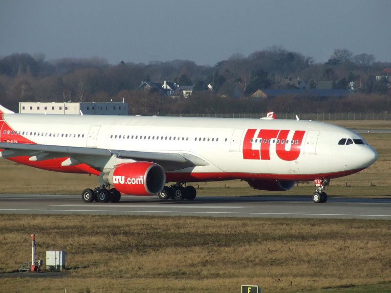 Ein Airbus A 330 der LTU am 27.12.2008 in Dsseldorf.
