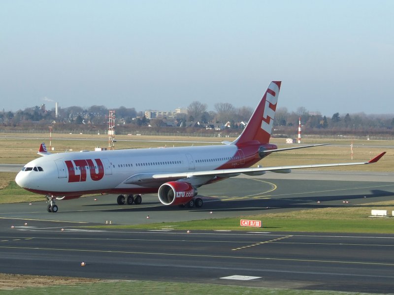 Ein Airbus A 330 der LTU am 27.12.2008 in Dsseldorf.
