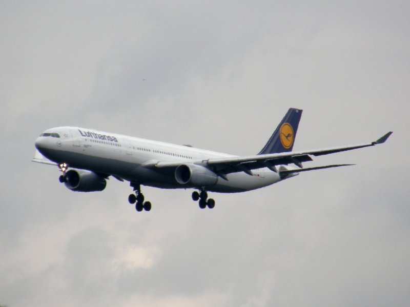 Ein Airbus A 330 der Lufthansa beim Landeanflug auf Frankfurt am Main am 16.07.2008.