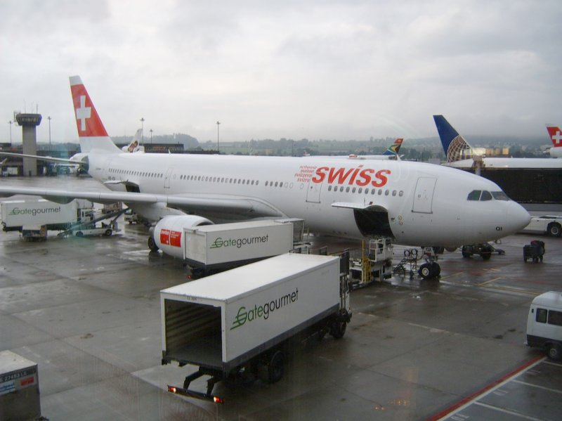 Ein Airbus A 330 der SWISS an der Gate des Zricher Flughafens am 09.10.2004