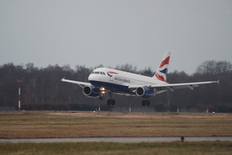 Ein Airbus A319 der British Airways aufgenommen bei der Landung in Hamburg Fuhlsbttel am 14.03.09
