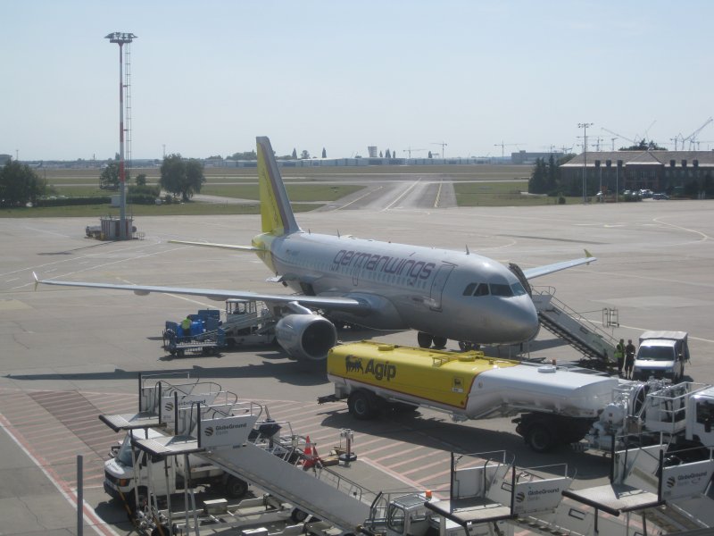 Ein Airbus A319 von Germanwings mit der Kennung D-AKNT nach der Landung auf dem Flughafen Berlin-Schnefeld 