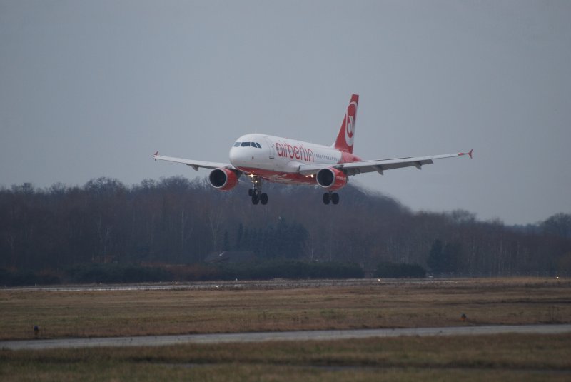 Ein Airbus A320 der Air Berlin vor der Landung in Hamburg Fuhlsbttel am 14.03.09