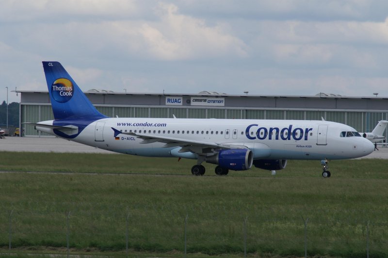 Ein Airbus A320 der Condor mit der Kennung D-AICL aufgenommen am 30.05.09 am Stuttgarter Flughafen. 
