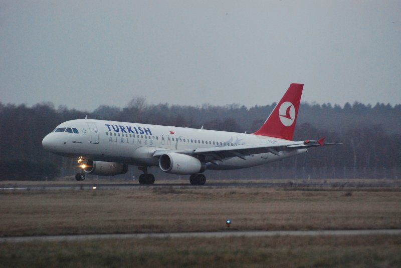Ein Airbus A320 der Turkish Airlines in Hamburg Fuhlsbttel am 29.01.09