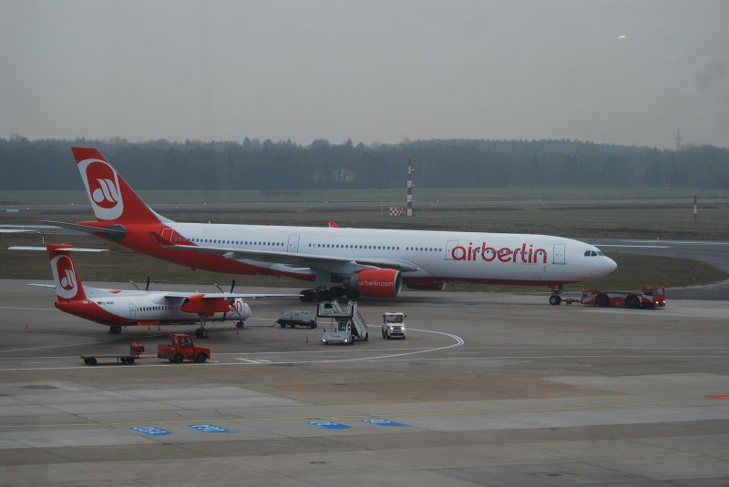 Ein Airbus A330 und eine Dash 8 der Air Berlin am 14.12.08 in Hamburg Fuhlsbttel.