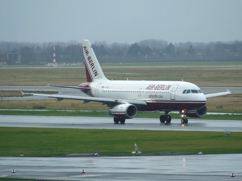 Ein alt lackierter Airbus A 319 der Air Berlin am 22.12.2008 in Dsseldorf.