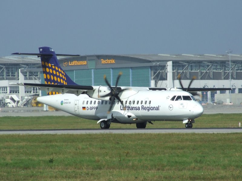 Ein ATR 42 der Lufthansa Regional (Contact Air) bei der Landung in Stuttgart am 30.08.2008.