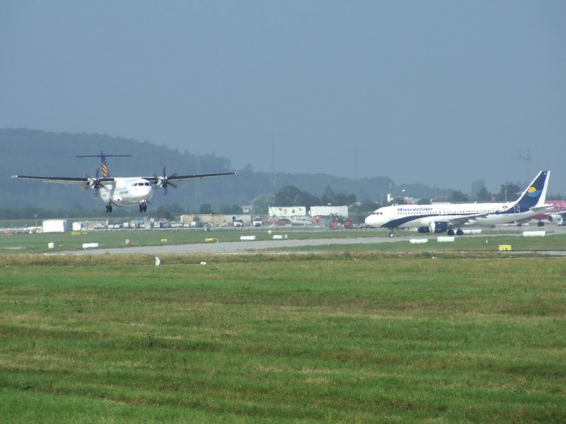 Ein ATR-72 der Lufthansa Regional bei der Landung in Stuttgart am 30.08.2008.