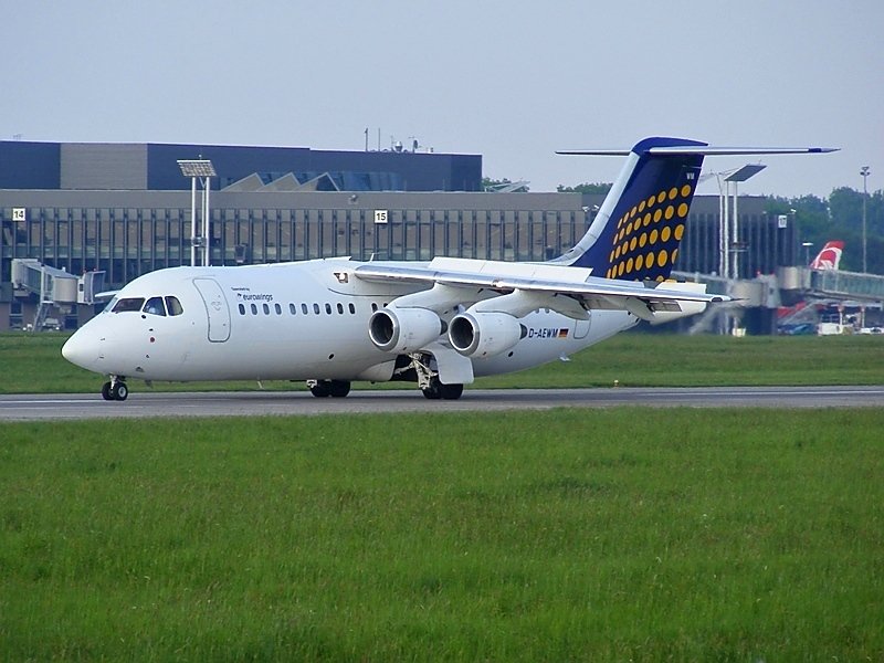 Ein BAe-146-300 (D-AEWM) ist am Abend des 2.5.2009 in Hannover gelandet.