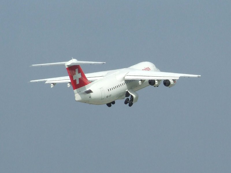 Ein BAe 146 der SWISS, startet am Mittag des 29.08.2008 nach Zrich.