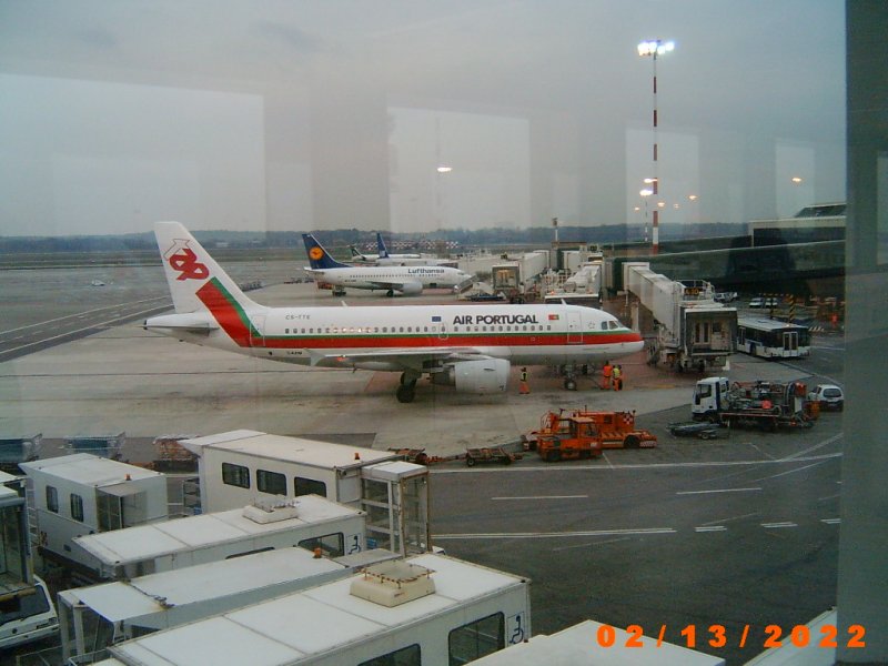 Ein Blick auf den Flughafen Mailand-Malpensa, im Vordergrund steht ein A319-100 der Air Portugal (TAP) Das Dartum unten ist ein wenig falsch.