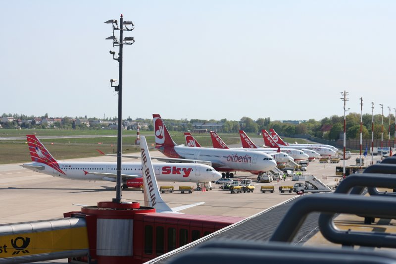 Ein Blick von der Besucherterrasse des Flughafen Berlin-Tegel am 19.04.2009