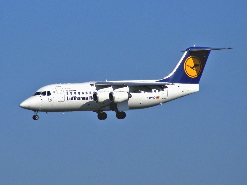 Ein British Aerospace Avro 146-RJ85 von Lufthansa Cityline im Anflug auf Dresden am 3.4.2009.