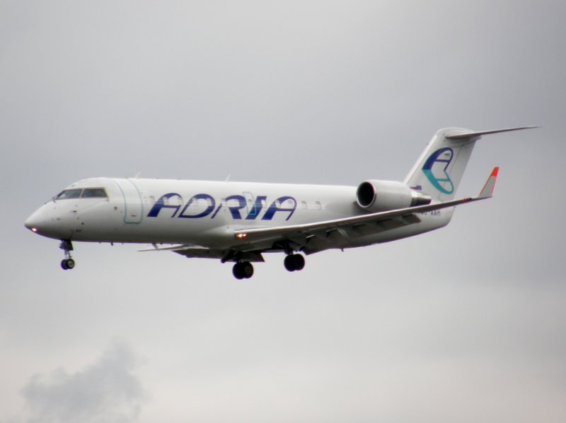 Ein Canadair Jet der Adria bei der Landung in Frankfurt am Main am 16.07.2008