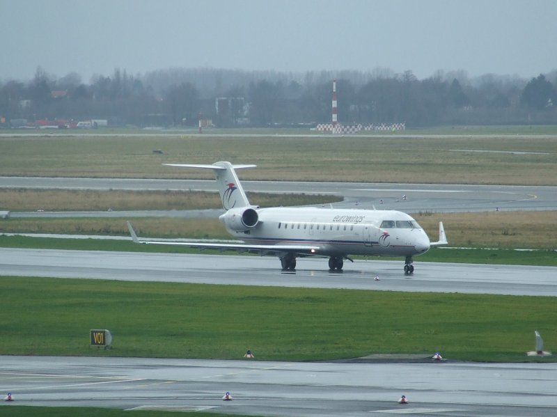 Ein Canadair Jet der Eurowings auf dem Rollfeld des Flughafen Dsseldorf am 22.12.2008