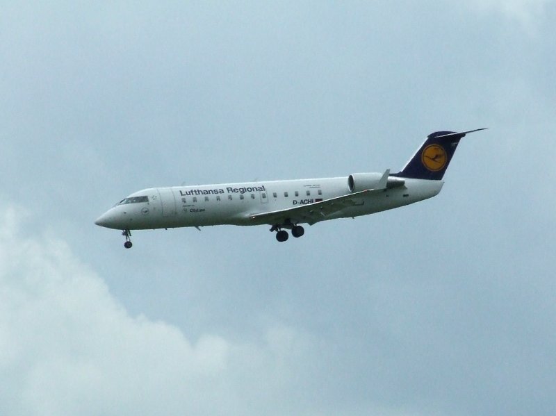 Ein Canadair Jet der Lufthansa City Line bei der Landung in Stuttgart am 03.06.2008