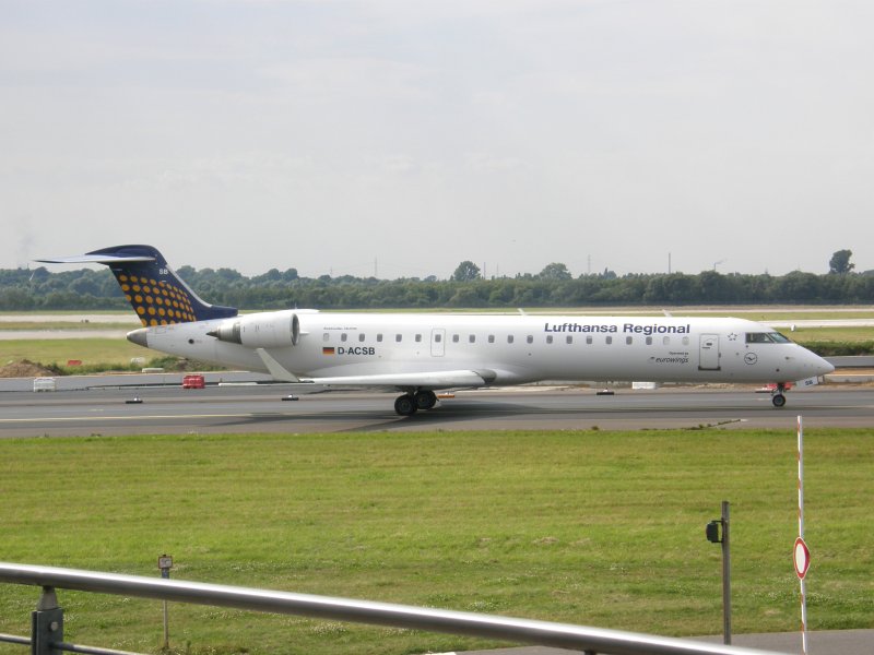 Ein Canadair Jet der Lufthansa Regional rollt in Dsseldorf zum Start. (14.07.2008)