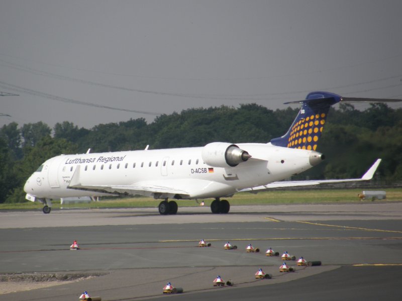 Ein Canadair Jet der Lufthansa Regional dreht in Dsseldorf auf die Startbahn. (14.07.2008)