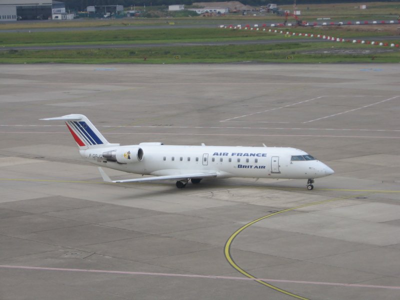 Ein CRJ 200 der Britt Air (Air France Tochter) rollt am 12.07.2007 auf dem Vorfeld des Flughafens Dsseldorf.