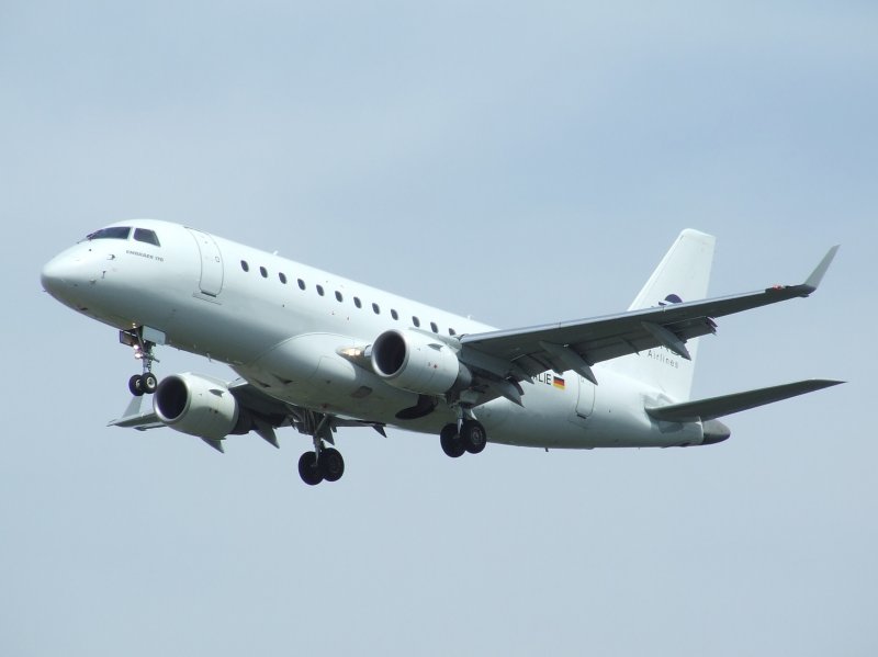 Ein Embraer 170 der Cirrus Airlines bei der Landung in Frankfurt am Main am 07.08.2008.