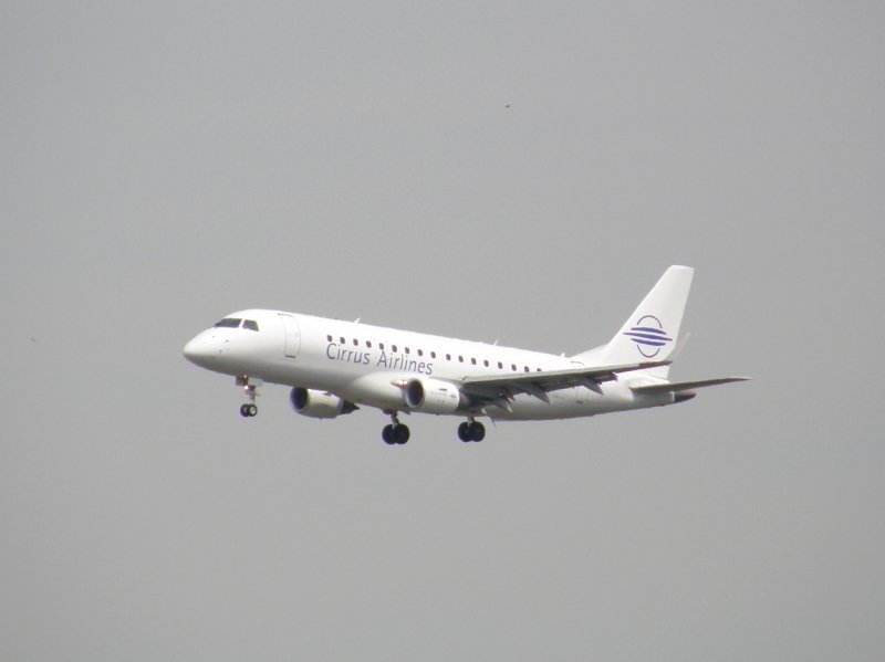 Ein Embraer 170 der Cirrus Airlines beim Landeanflug auf Frankfurt am Main am 07.08.2008.