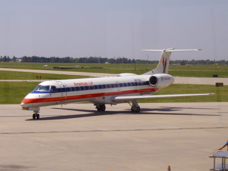 Ein Embraer Emb 145 der American Airways (Eagle) rollt von Chicago O'Hare kommend auf seinen Standplatz am Flughafen Wichita Mid-Continent Airport (ICT). (10.06.2006)
