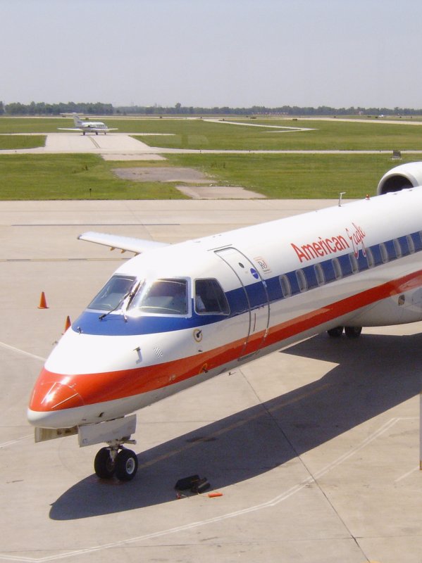 Ein Embraer RJ-145 der American Eagle auf dem Rollfeld des Wichita Mid-Continent Airport (ICT), Kansas, USA am 09.06.2006.