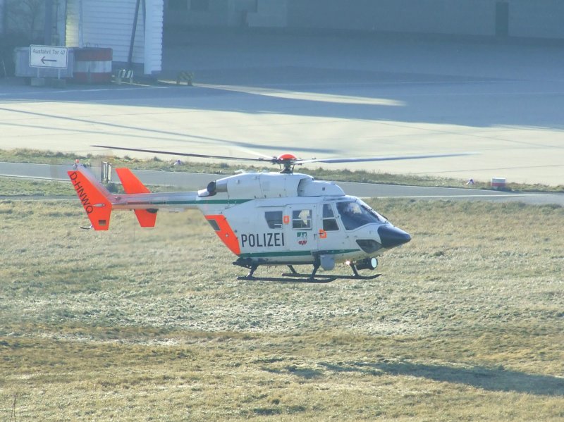 Ein Eurocopter BK 117 der Polizei NRW beim Start am 27.12.2008 in Dsseldorf.