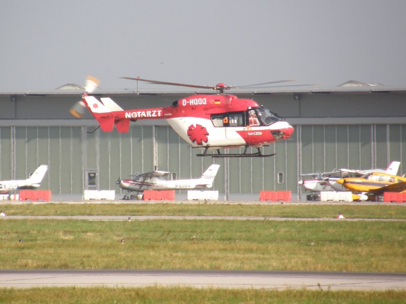 Ein Eurocopter BK-117B-2 (D-HQQQ) der DRF Luftrettung beim Start in Stuttgart am 30.08.2008.