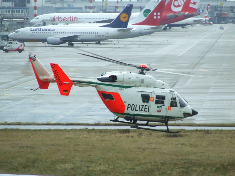 Ein Eurocopter BK-117C-1 der Polizei NRW beim Start in Dsseldorf Flughafen am 22.12.2008