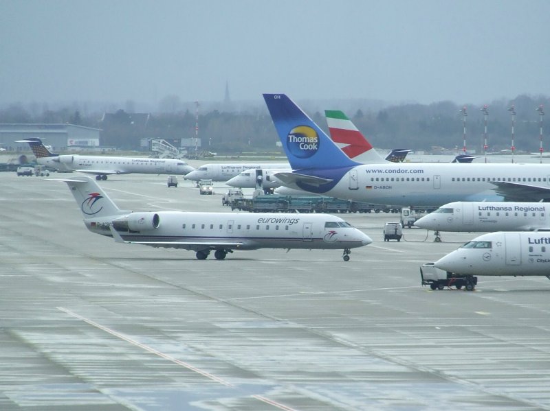 Ein Eurowings Canadair Jet auf dem Weg zum Start in Dsseldorf am 22.12.2008