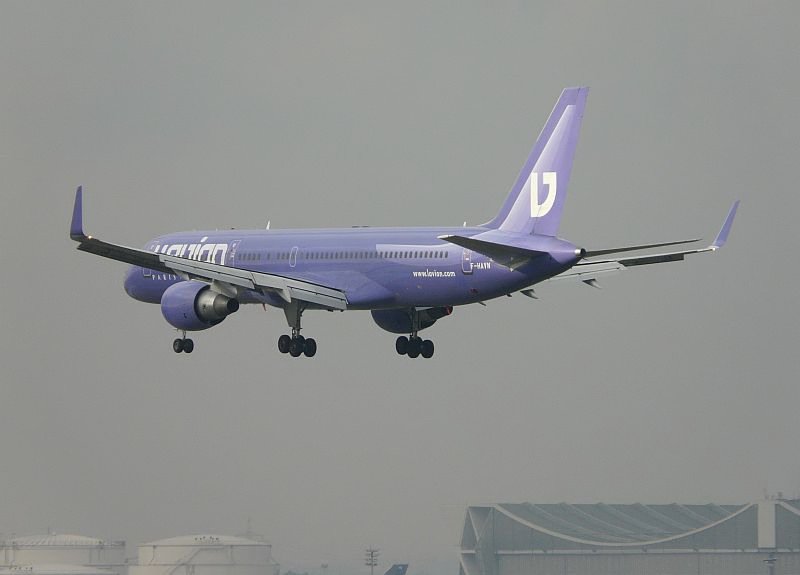 Ein Farbtupfer am dsteren Frankfurter Himmel. Lavion mit 757 im Landeanflug. Das Bild stammt vom 08.11.2008