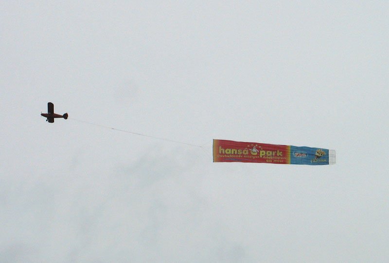 Ein Flieger mit einem Transparent mit Werbung fr den  hansa-park ; aufgenommen in Hamburg-Altona, 13.05.2007
