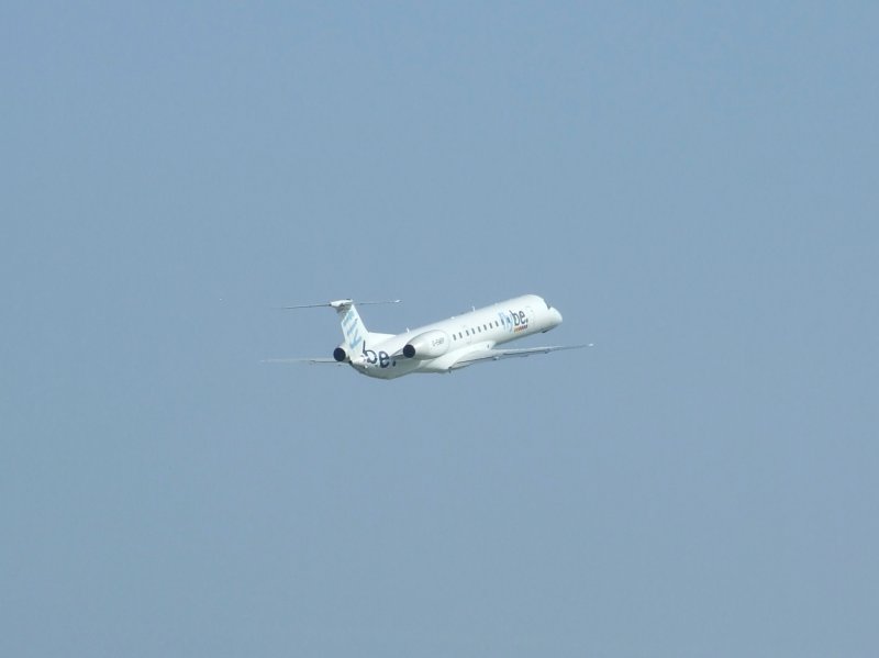 Ein flyBE Embraer ERJ-145 schwebt nach dem Start in Stuttgart dem Morgenhimmel entgegen. (30.08.2008)