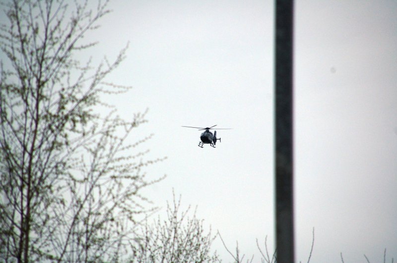 Ein Hubschrauber der Bundespolizei berfliegt am 09.04.09 den Bahnhof Grfenhainichen. 