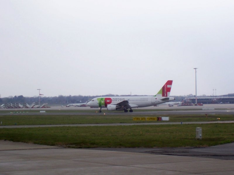 Ein Jet der TAP Air Portugal wartet am 13.04.08 in Hamburg auf Startfreigabe.